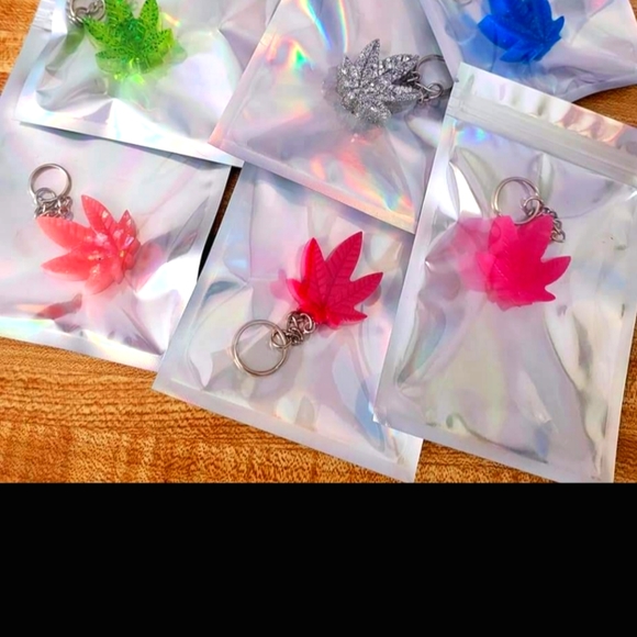 Mini Pot Leaf Keychains - Picture 2 of 3